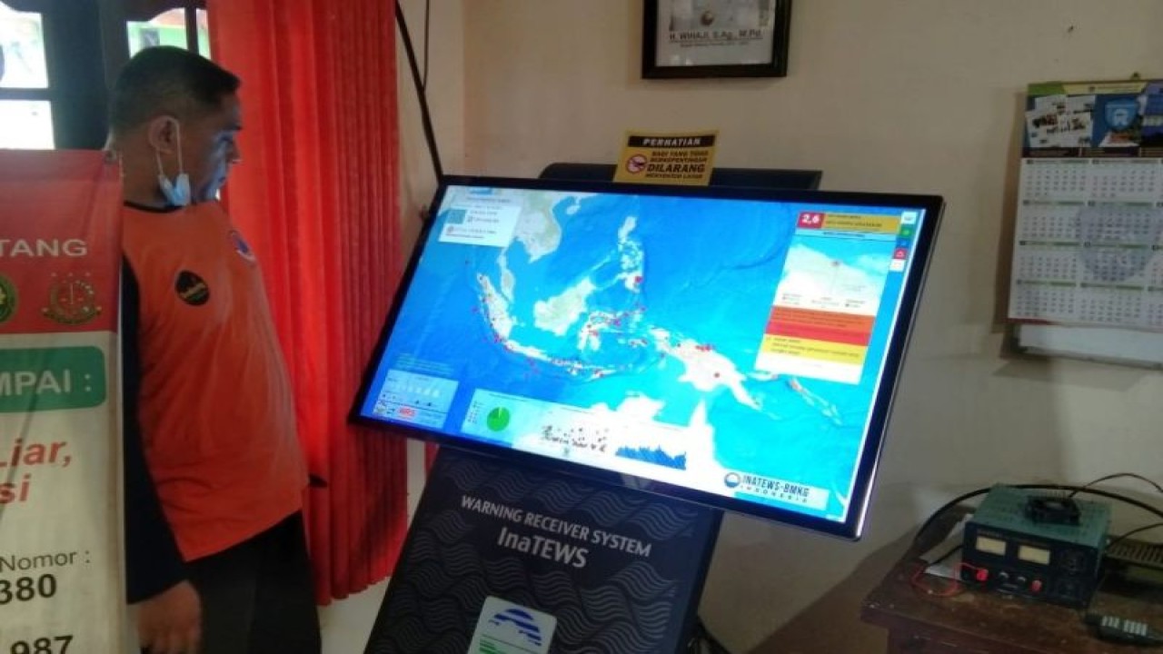 Petugas Badan Penaggulangan Bencana Daerah Kabupaten Batang sedang melihat peta kegempaan yang di lewati Patahan Weleri . (ANTARA/HO-Humas Kabupaten Batang)