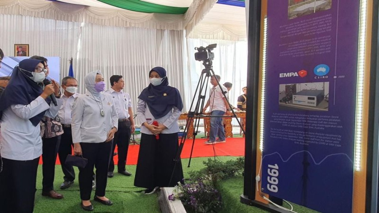 Kepala Badan Meteorologi, Klimatologi, dan Geofisika Dwikorita Karnawati (tengah) mengamati sejarah perkembangan peningkatan gas rumah kaca (GRK) di sela puncak peringatan Hari Meteorologi Dunia (HMD) ke-73 di Stasiun Pemantau Atmosfer Global (GAW) Bukit Kototabang, Sumatera Barat, Senin (20/3/2023). (ANTARA/HO-BMKG)