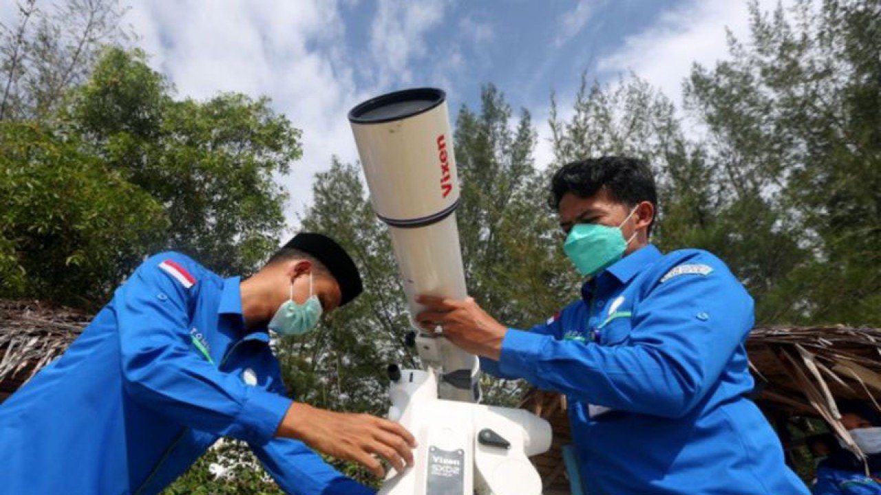 Arsip foto - Petugas Badan Meteorologi, Klimatologi, dan Geofisika (BMKG) Aceh Besar mempersiapkan teleskop untuk memantau hilal penetapan awal Ramadhan 2021 di pesisir pantai Lhoknga, Aceh Besar, Aceh, Senin (12/5/2021). (ANTARA/Irwansyah Putra)