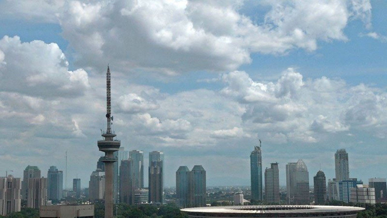 Arsip Foto. Pemandangan gedung-gedung tinggi di Ibu Kota Jakarta saat cuaca cerah berawan. (ANTARA/ISMAR PATRIZKI)