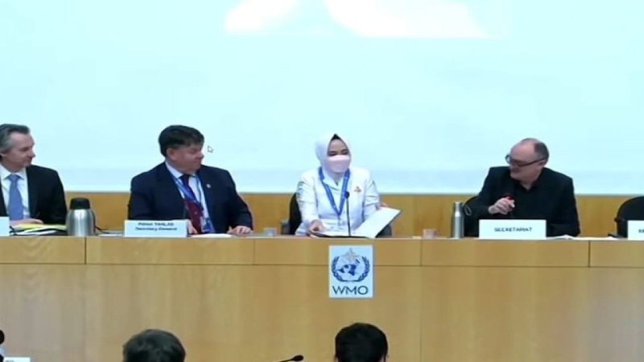 Kepala BMKG Dwikorita Karnawati (kedua kanan) dalam pertemuan Sidang ke-76 Dewan Eksekutif World Meteorological Organization (WMO) di Jenewa, Selasa (28/2/2023). (ANTARA/HO-BMKG)