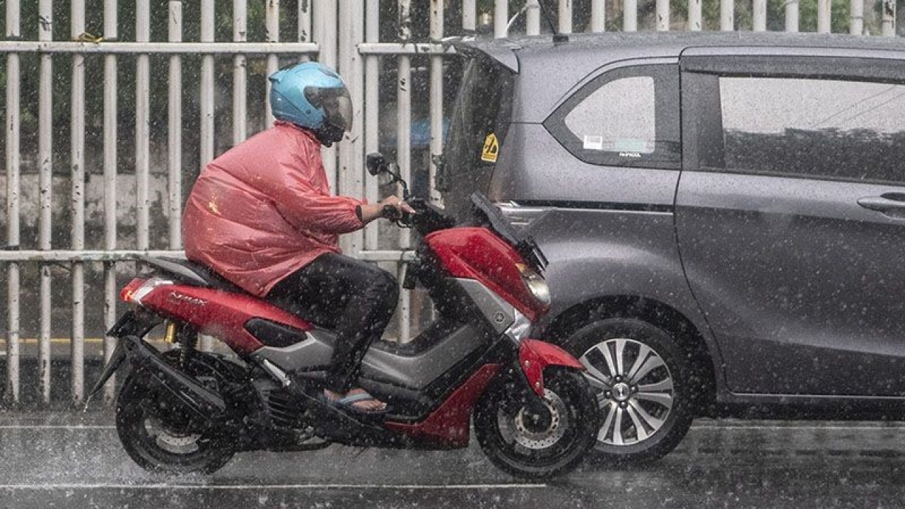 Ilustrasi - Pengendara sepeda motor melintas saat hujan deras di Jakarta, Jumat (3/3/2023). (ANTARA FOTO/MUHAMMAD ADIMAJA/MUHAMMAD ADIMAJA)