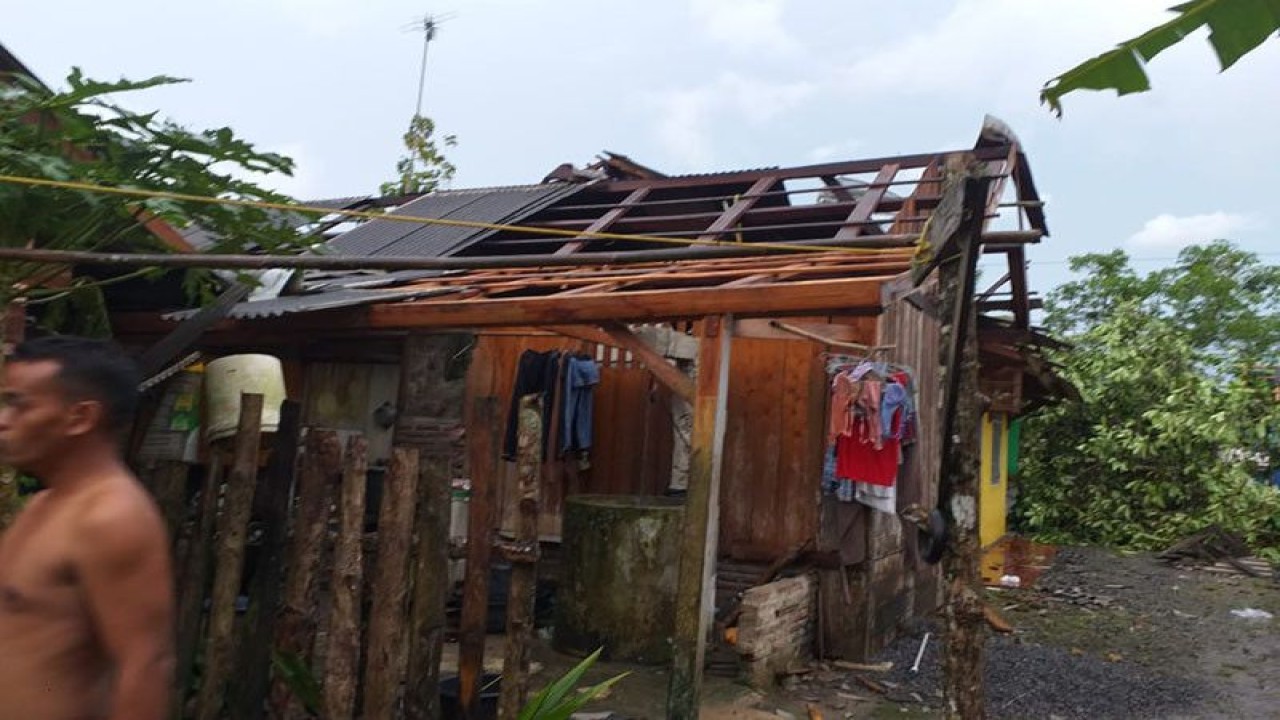 Ilustrasi - Angin puting memorakporandakan atap rumah warga Desa Binangun, Kecamatan Bantarsari, Kabupaten Cilacap, Rabu (1/3/2023). ANTARA/HO-Kecamatan Bantarsari