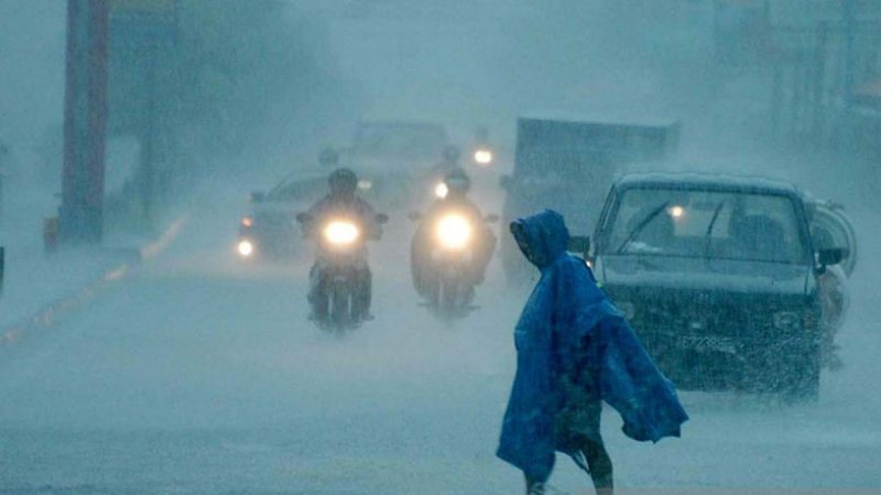 Ilustrasi - Seorang warga melintas diantara pengendara bermotor yang melintasi jalan Laksda Adisucipto saat terjadi hujan yang lebat, di Yogyakarta, Rabu (10/3). FOTO ANTARA/ Wahyu Putro A/ed/nz/pri.