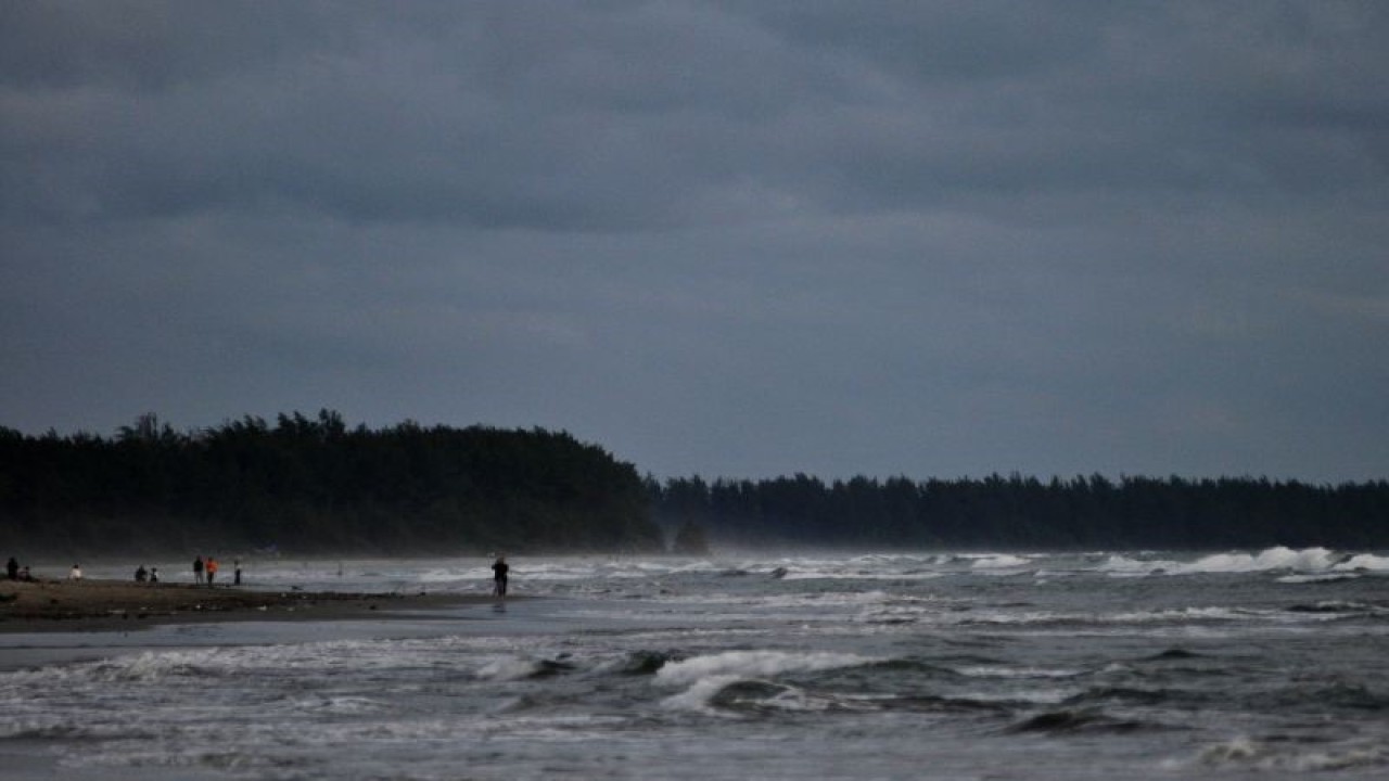 Warga berada di kawasan pantai Zakat, Kota Bengkulu, Provinsi Bengkulu, Sabtu (04/03/2023). Badan Meteorologi, Klimatologi dan Geofisika (BMKG) mengeluarkan peringatan dini terkait potensi gelombang tinggi hingga dua meter dengan kecepatan angin maksimal 10 knot terjadi di perairan Bengkulu sejak Jumat (03/03) hingga Senin (06/03). ANTARA FOTO/Muhammad Izfaldi/Lmo/nz (ANTARA FOTO/MUHAMMAD IZFALDI)