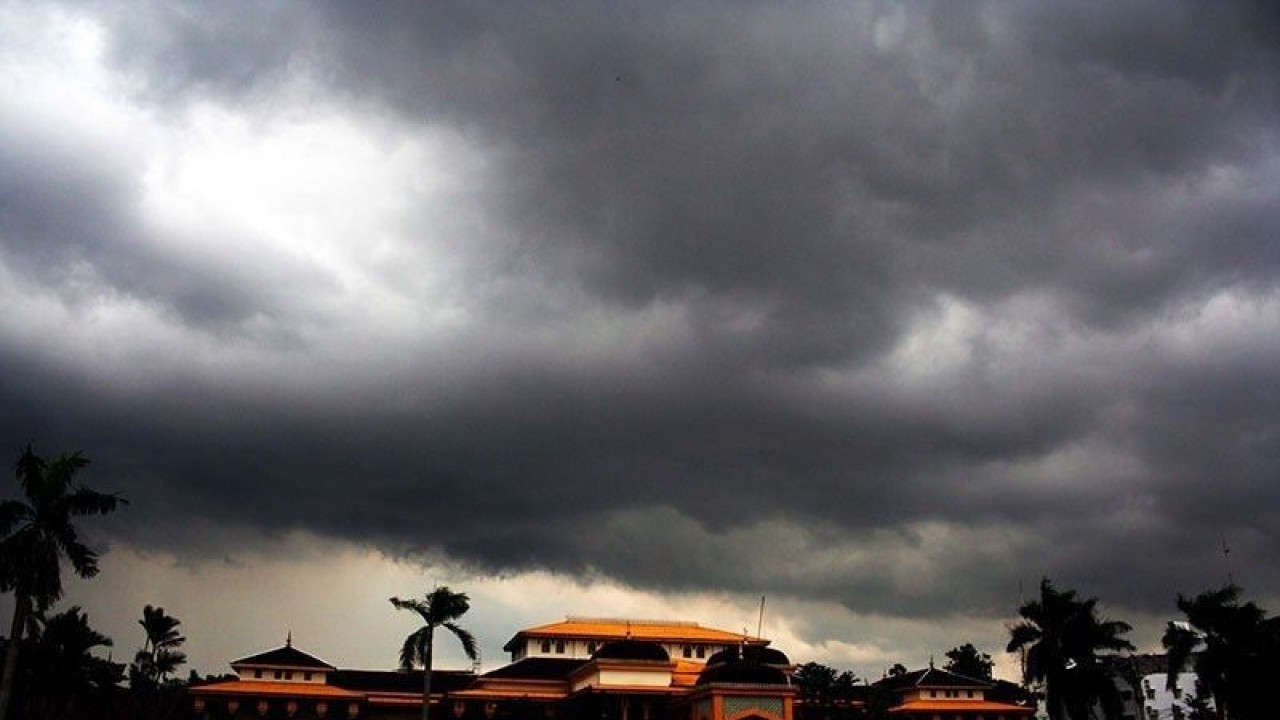 Ilustrasi - Awan hitam menyelimuti Kota Medan, Sumut. Pihak BMKG Polonia Medan menyatakan, Kota Medan sudah memasuki musim hujan, hingga puncaknya pada September mendatang. (ANTARA/Irsan Mulyadi/ed/pd/pri.)