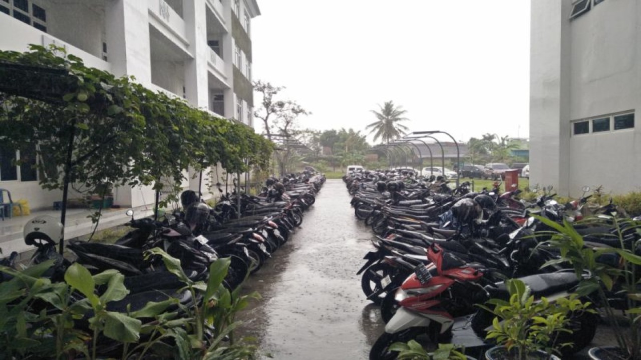 Kendaraan motor yang diparkir di kantor Bupati Lombok Tengah, NTB diguyur hujan, Senin (6/3/2023) (ANTARA/Akhyar)