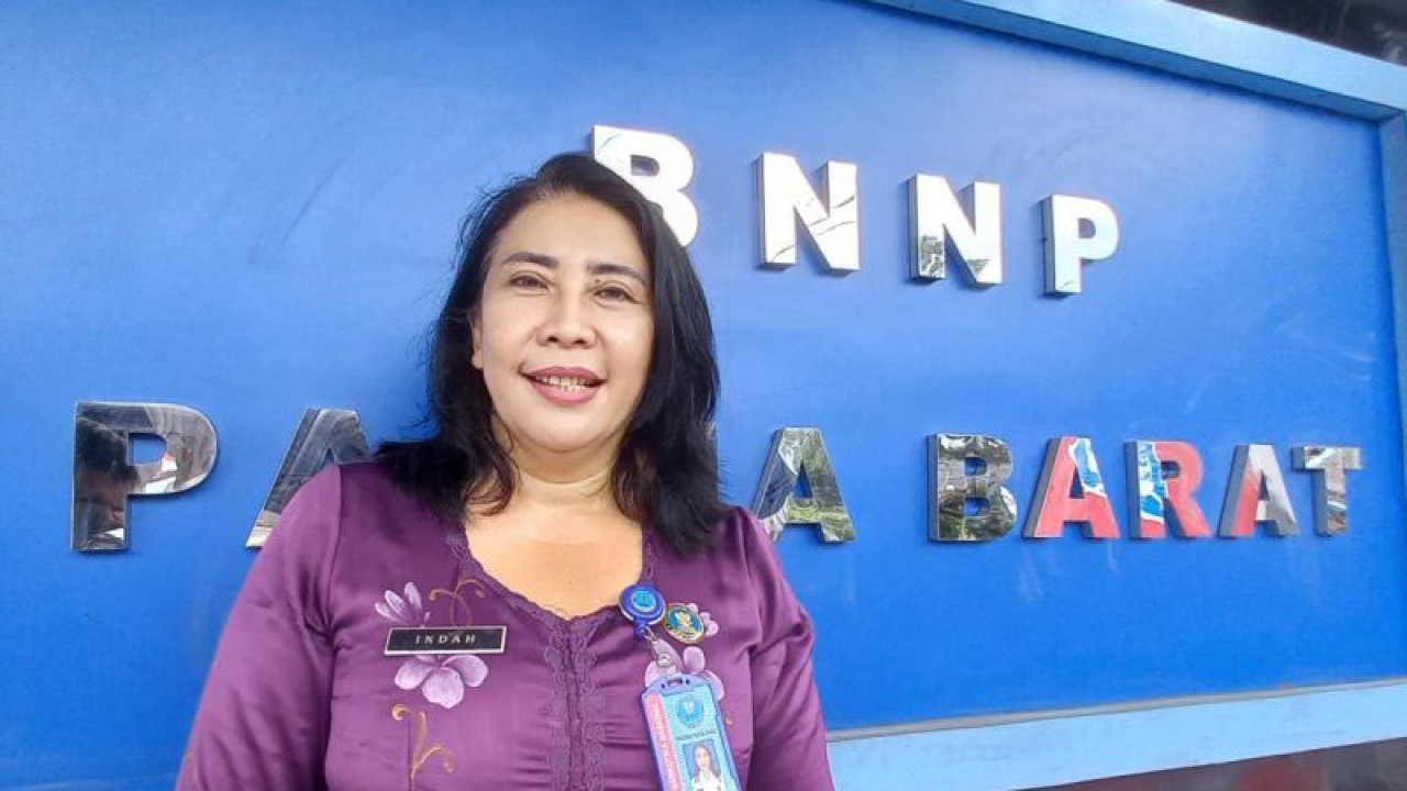 Koordinator P2M BNN Papua Barat Indah Perwitasari saat diwawancara di Manokwari, Kamis.  (ANTARA/Fransiskus Salu Weking)