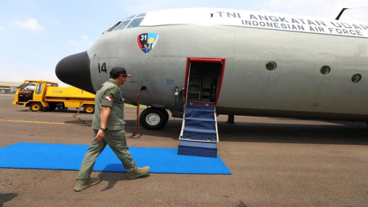 Kepala BNPB Letjen TNI Suharyanto bertolak menuju Kabupaten Natuna untuk meninjau penanganan longsor dari pangkalan udara TNI AU Lanud Halim Perdanakusuma, Selasa (7/3/2023).(ANTARA/HO-BNPB)