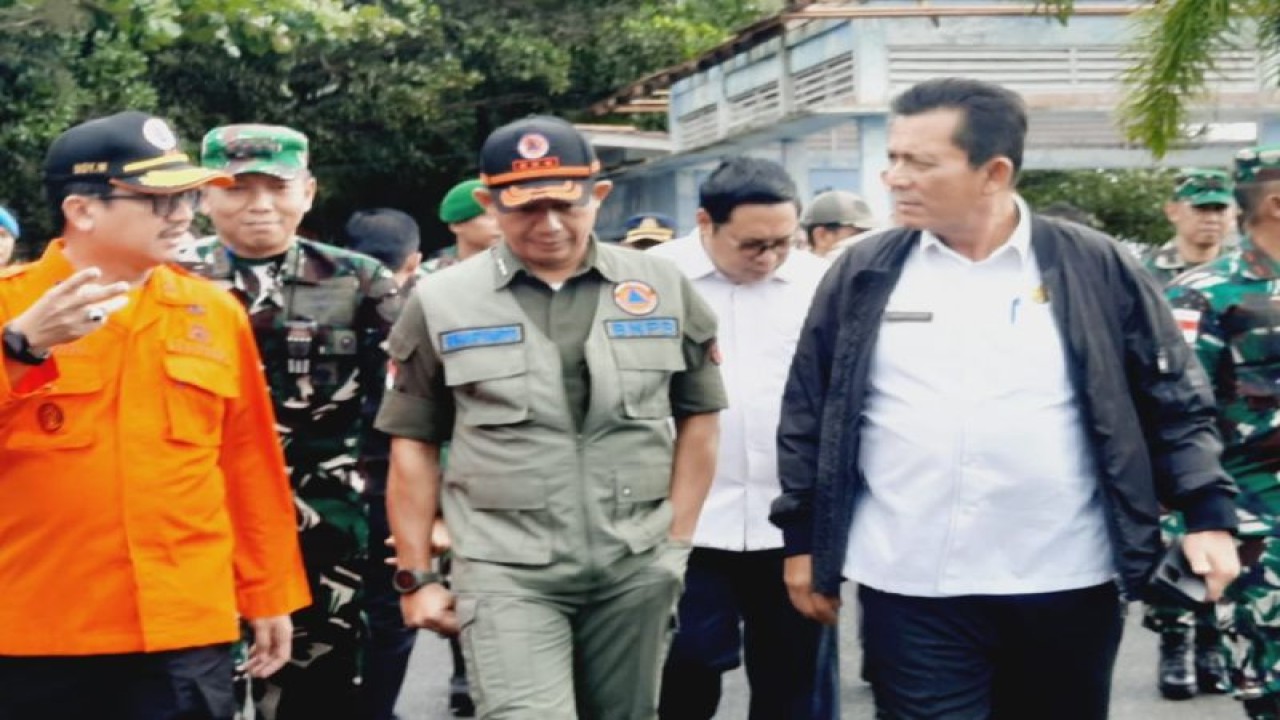 Gubernur Kepri Ansar Ahmad dan Kepala BNPB RI menyalurkan bantuan dana Rp1 miliar untuk penanganan korban longsor di Serasan, Kabupaten Natuna, Rabu (8/3/2023). (ANTARA/HO-Humas Pemprov Kepri)