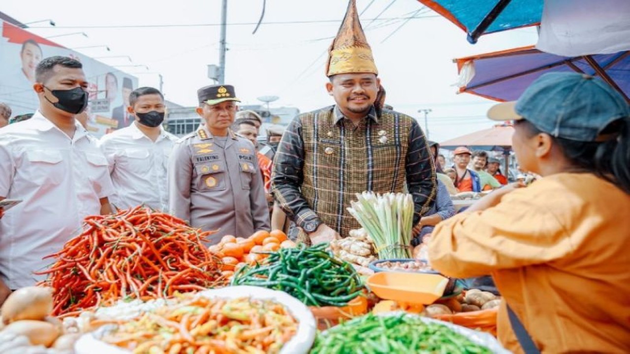 Wali Kota Medan Bobby Nasution (kedua kanan) meninjau bahan pokok di Pasar Sukaramai Medan, Sumut, Jumat (17/3/2023). ANTARA/HO-Diskominfo Kota Medan.