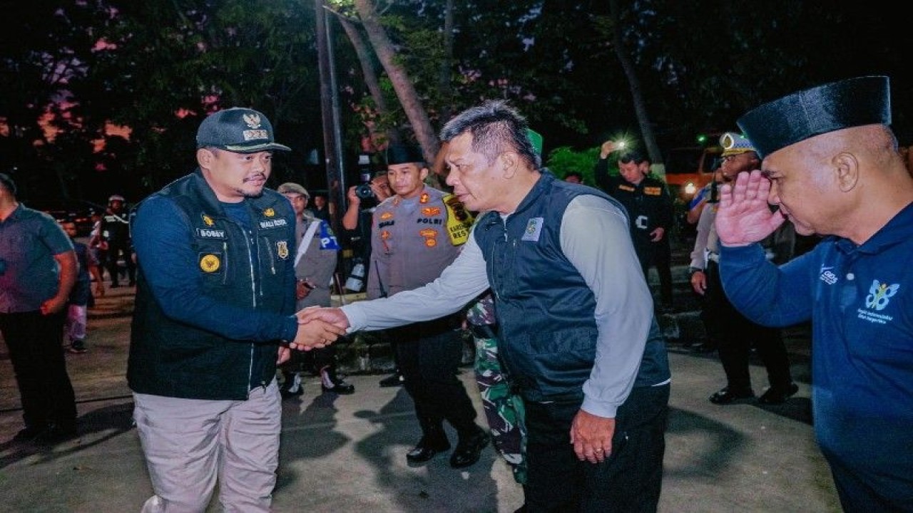Wali Kota Medan Bobby Nasution (kiri) menyalami tim gabungan Pemkot Medan penertiban remaja di Medan, Kamis (23/3/2023). (ANTARA/HO-Diskominfo Kota Medan)