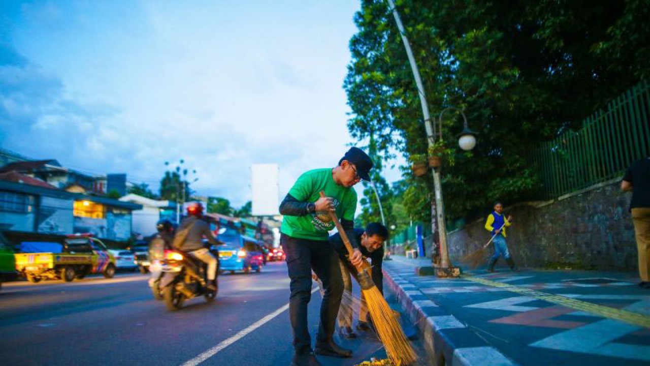 Wali Kota Bogor Bima Arya saat ikut menyapu jalan bersama ASN di Jalan Otista, Senin (6/3/2023) pagi. (ANTARA/HO/Pemkot Bogor)