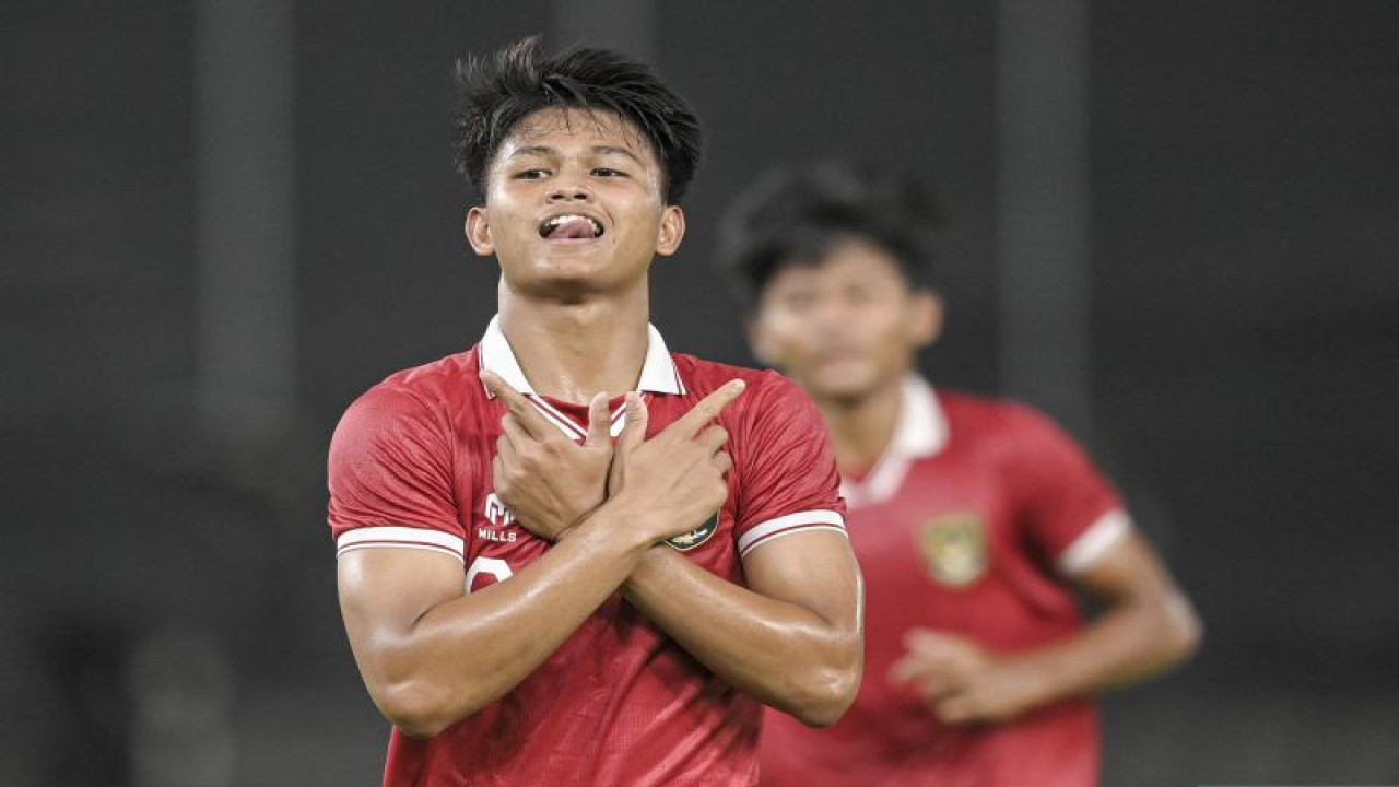Pesepak bola Tim Nasional Indonesia U-20 Hokky Caraka berselebrasi usai mencetak gol ke gawang Tim Nasional Fiji U-20 dalam pertandingan uji coba internasional U-20 di Stadion Utama Gelora Bung Karno (SUGBK), Senayan, Jakarta, Jumat (17/2/2023). Timnas Indonesia U-20 kalahkan Fiji U-20 dengan skor akhir 4-0. ANTARA FOTO/M Risyal Hidayat/foc. (ANTARA FOTO/M RISYAL HIDAYAT)