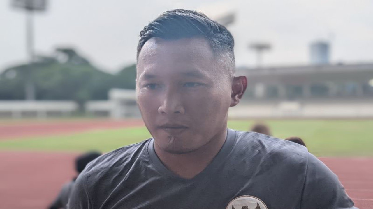 Pelatih tim nasional putri Indonesia Rudy Eka Priyambada memberikan pernyataan kepada pewarta di Stadion Madya Gelora Bung Karno, Jakarta, Senin (10/1/2022). Rudy memaparkan perkembangan skuadnya menjelang Piala Asia Putri 2022 di India yang berlangsung pada 20 Januari-6 Februari 2022. (Michael Siahaan)