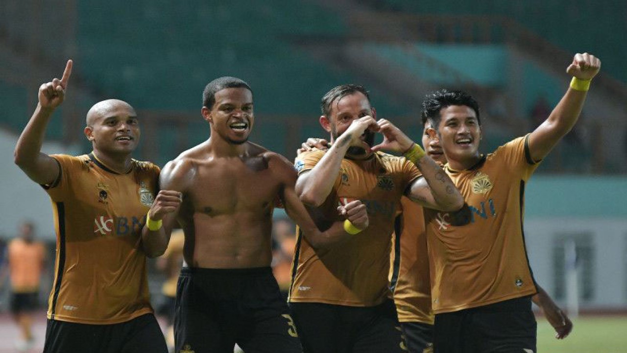 Pesepak bola Bhayangkara Fc Alex Martins (kedua kiri) bersama rekannya melakukan selebrasi usai mencetak gol ketiga ke gawang Persikabo 1973 pada lanjutan Liga 1 di Stadion Wibawa Mukti, Cikarang, Kabupaten Bekasi, Jawa Barat, Selasa (7/2/2023). Bhayangkara FC menang dengan skor 3-2. ANTARA FOTO/ Fakhri Hermansyah/aww. (ANTARA FOTO/Fakhri Hermansyah)