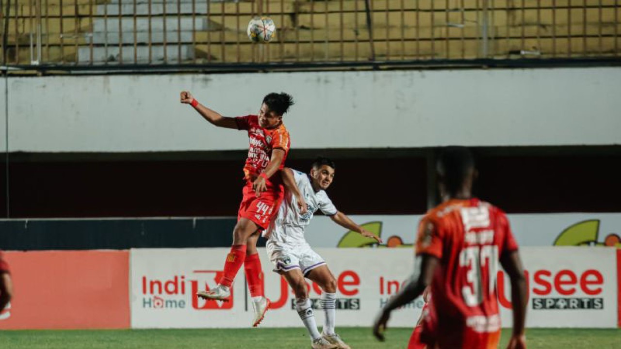 Bek muda Bali United Kadek Arel (kiri) berebut bola saat laga Bali United melawan Persita Tangerang di Stadion Maguwoharjo, Yogyakarta, Selasa (7/3/2023). ANTARA/HO-Bali United FC