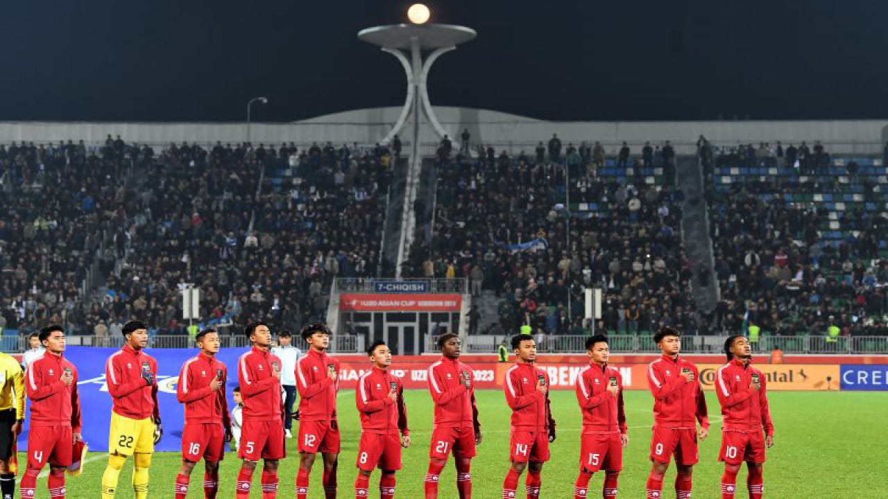 Pesepak bola Timnas U-20 Indonesia menyanyikan lagu Indonesia Raya sebelum bertanding dalam laga terakhir Grup A Piala Asia U-20 menghadapi Timnas U-20 Uzbekistan di Stadion Istiqlol, Fergana, Uzbekistan, Selasa (7/3/20230). ANTARA FOTO/Sigid Kurniawan/foc.