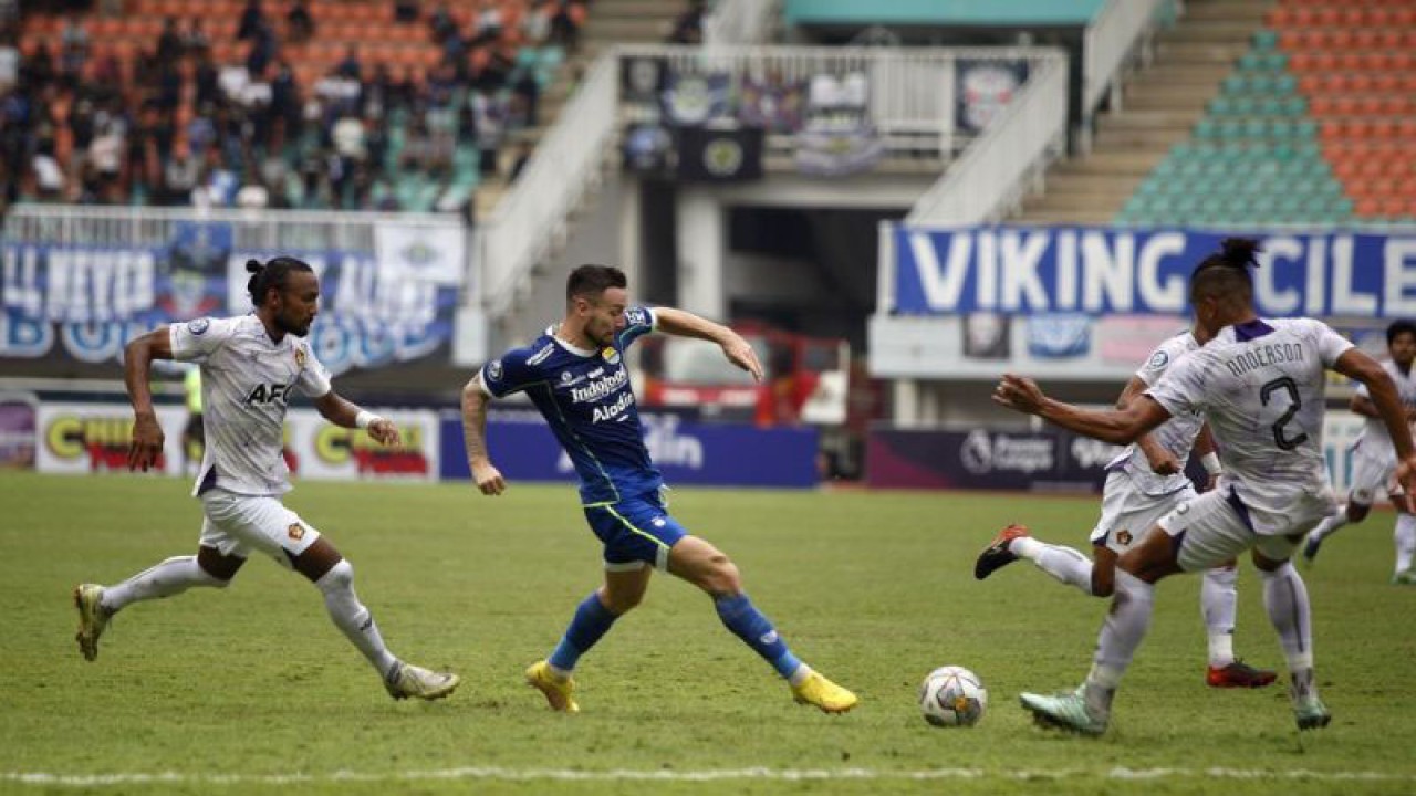 Pesepak bola Persib Bandung Marc Klok (kedua kiri) mencoba melewati hadangan sejumlah pesepak bola Persik Kediri dalam lanjutan BRI Liga 1 di Stadion Pakansari, Kabupaten Bogor, Jawa Barat, Rabu (8/3/2023). Persik Kediri menang dengan skor 2-0. ANTARA FOTO/Yulius Satria Wijaya/tom.