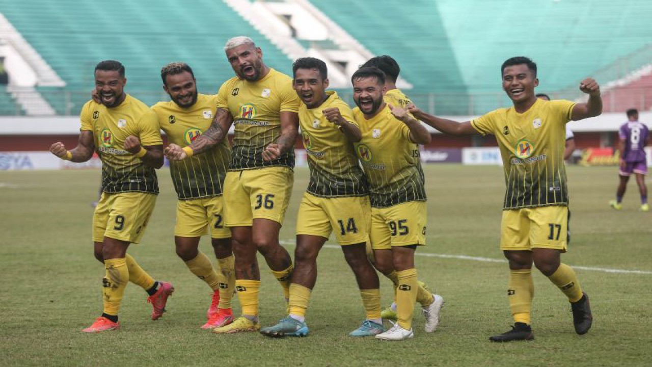 Arsip - Pesepak bola Barito Putera Renan Alves (tiga kiri) melakukan selebrasi bersama rekannya usai mencetak gol ke gawang Persita pada pertandingan Liga 1 di Stadion Maguwoharjo, Sleman, DI Yogyakarta, Sabtu (24/12/2022). ANTARA FOTO/Hendra Nurdiyansyah/rwa.