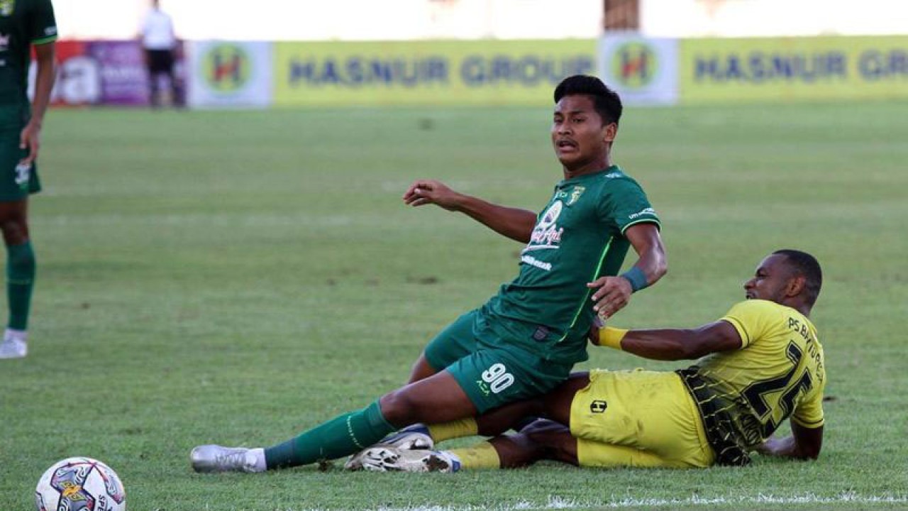 Pesepak bola Barito Putera Franc Rikhart Sokoy (kanan) berebut bola dengan pesepak bola Persebaya Surabaya Januar Eka Ramadhan (kiri) dalam lanjutan BRI Liga 1 di Stadion Demang Lehman, Kabupaten Banjar, Kalimantan Selatan, Kamis (9/3/2023). Barito Putera berhasil mengalahkan Persebaya Surabaya dengan skor 2-1. ANTARA FOTO/Bayu Pratama S/nym.