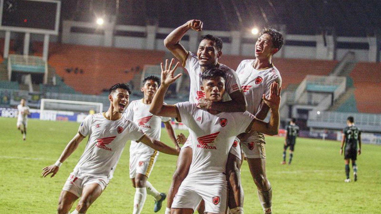 Pesepak bola PSM Makassar Ramadhan Sananta (depan) melakukan selebrasi bersama rekan setimnya setelah mencetak gol ke gawang Persikabo 1973 dalam lanjutan BRI Liga 1 di Stadion Pakansari, Kabupaten Bogor, Jawa Barat, Kamis (9/3/2023). Persikabo 1973 dikalahkan PSM Makassar dengan skor 0-1. ANTARA FOTO/Yulius Satria Wijaya/nym.