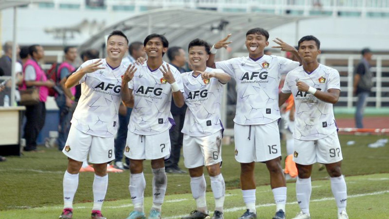 Sejumlah pesepak bola Persik Kediri melakukan selebrasi setelah berhasil mengalahkan Persib Bandung dalam pertandingan lanjutan BRI Liga 1 di Stadion Pakansari, Kabupaten Bogor, Jawa Barat, Rabu (8/3/2023). ANTARA FOTO/Yulius Satria Wijaya/nym.