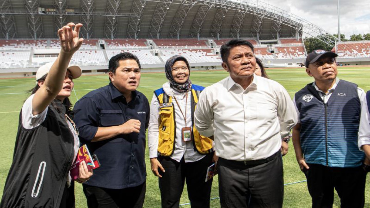 Ketua Umum PSSI Erick Thohir (kedua kiri) berbincang dengan Wakil Ketua Umum PSSI Zainudin Amali (kanan), Gubernur Sumatera Selatan Herman Deru (kedua kanan), Direktur Prasarana Strategis Ditjen Cipta Karya Kementerian PUPR Essy Asiah (tengah) dan Wakil Ketua Umum PSSI Ratu Tisha Destria (kiri) saat meninjau stadion Gelora Sriwijaya Jakabaring (GSJ) yang diperuntukkan untuk arena Piala Dunia U-20 2023 di Jakabaring Sport City (JSC), Palembang, Sumatera Selatan, Sabtu (11/3/2023). Kunjungan tersebut dalam rangka ingin melihat langsung kesiapan dan perkembangan perbaikan Stadion Gelora Sriwijaya Jakabaring (GSJ) dan empat lapangan latihannya sebagai persiapan Piala Dunia U-20 2023. ANTARA FOTO/Nova Wahyudi (ANTARA FOTO/NOVA WAHYUDI)