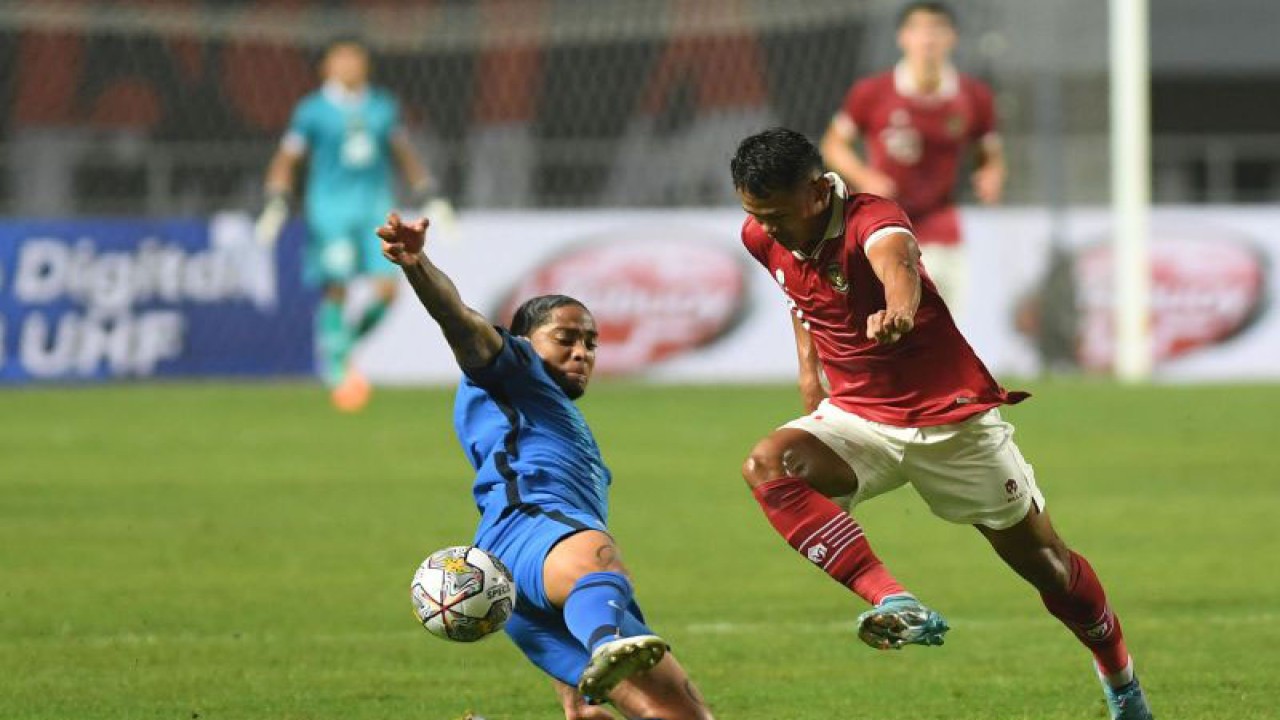 Pesepak bola Tim Nasional Indonesia Dimas Drajad (kanan) berebut bola dengan pesepak bola Tim Nasional Curacao Shermaine Martina (kiri) dalam pertandingan 'FIFA Match Day' di Stadion Pakansari, Cibinong, Kabupaten Bogor, Jawa Barat, Selasa (27/9/2022). ANTARA FOTO/Aditya Pradana Putra/foc.