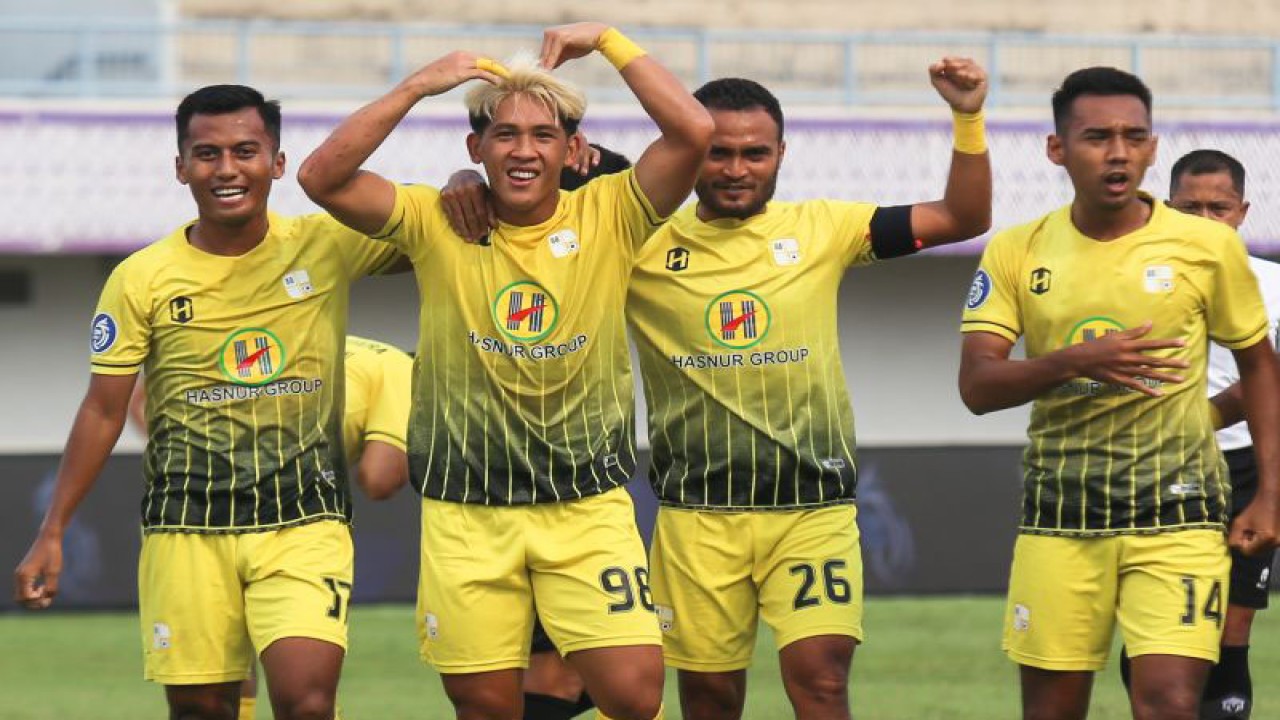 Pesepak bola Barito Putera Eksel Timothy (kedua kiri) melakukan selebrasi bersama rekannya usai mencetak gol ke gawang Dewa United pada laga lanjutan BRI Liga 1 di Stadion Indomilk Arena, Tangerang, Banten, Selasa (14/3/2023). PS Barito Putera menang atas Dewa United dengan skor 2-1. ANTARA FOTO/Fauzan/foc.