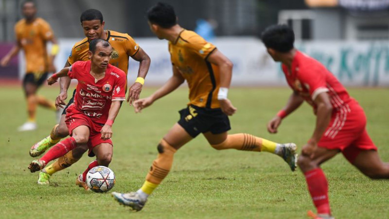 Foto arsip - Pesepak bola Persija Jakarta Riko Simanjuntak (kiri) berusaha melewati hadangan sejumlah pesepak bola Bhayangkara FC dalam pertandingan lanjutan Liga 1 2022-2023 di Stadion Wibawa Mukti, Cikarang, Kabupaten Bekasi, Jawa Barat, Kamis (16/2/2023). ANTARA FOTO/Aditya Pradana Putra/hp.