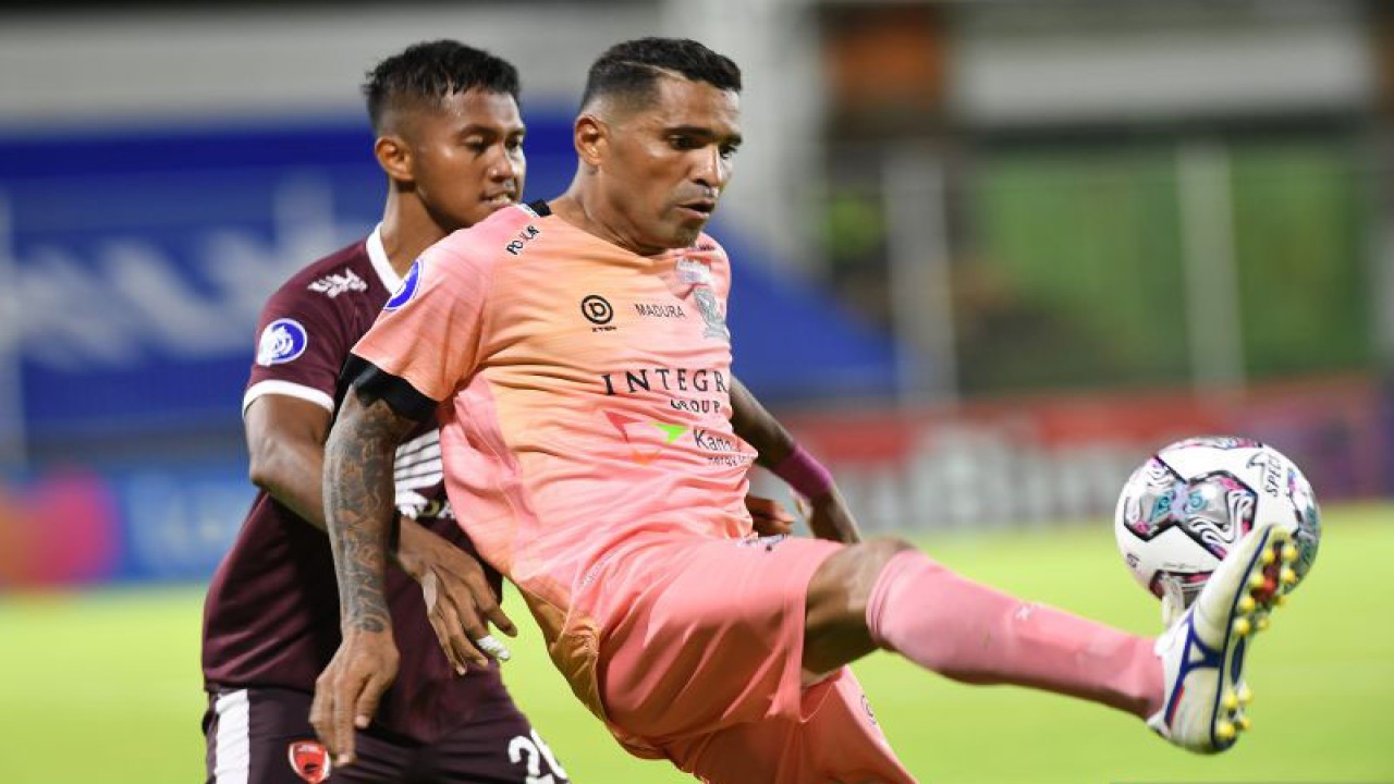 Foto arsip - Pesepak bola Madura United Beto Goncalves (kanan) berebut bola dengan pesepak bola PSM Makassar Ganjar Mukti dalam pertandingan sepak bola Liga 1 di Stadion Kompyang Sujana, Denpasar, Bali, Sabtu (8/1/2022). ANTARA FOTO/Nyoman Budhiana/rwa.