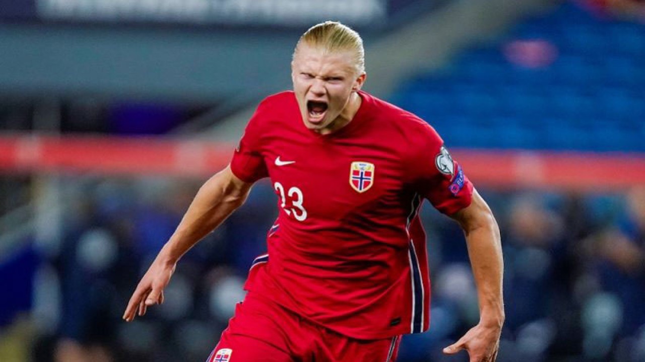Penyerang tim nasional Norwegia Erling Haaland melakukan selebrasi seusai melengkapi raihan trigol ke gawang Gibraltar dalam laga lanjutan Grup G kualifikasi Piala Dunia 2022 zona Eropa di Stadion Ullevaal, Oslo, Norwegia, Selasa (7/9/2021) waktu setempat. (ANTARA/AFP/NTB/Hakon Mosvold Larsen)