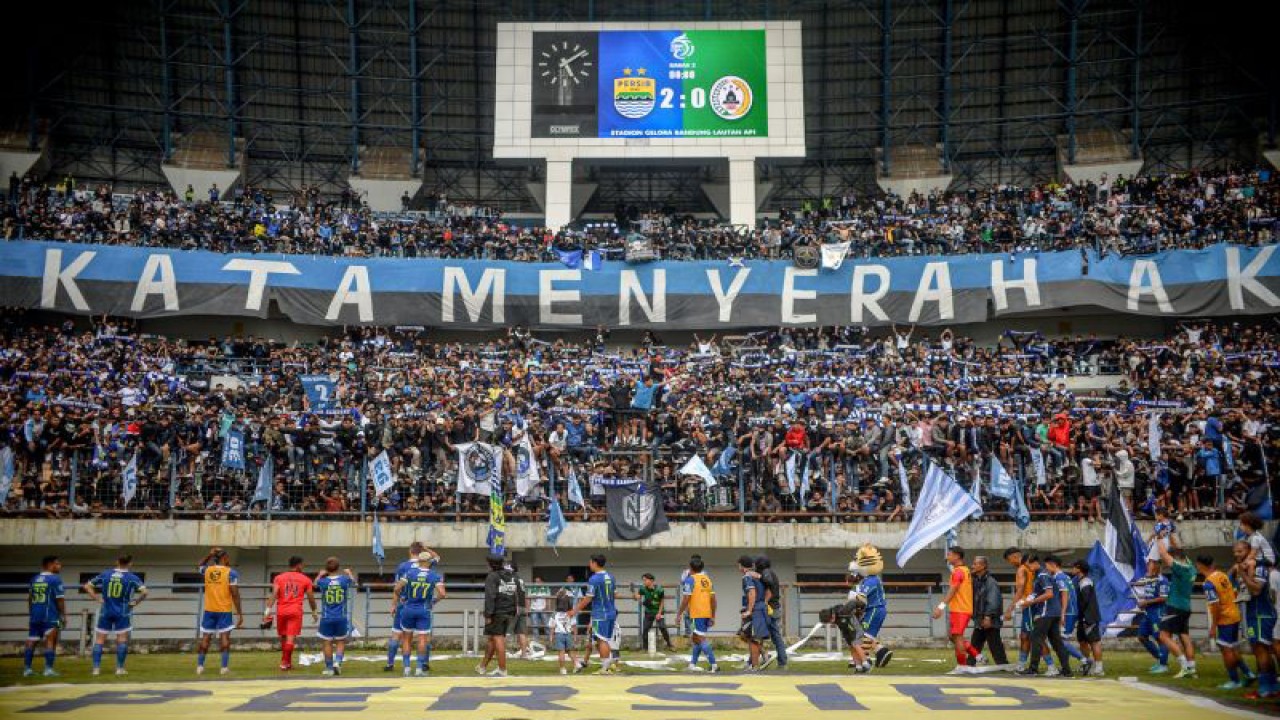 Ilustrasi - Sejumlah pesepakbola Persib Bandung menyapa bobotoh usai menjalani pertandingan lanjutan pada BRI Liga 1 melawan PSS Sleman di Stadion Gelora Bandung Lautan Api di Gedebage, Bandung, Jawa Barat, Minggu (5/2/2023). ANTARA FOTO/Raisan Al Farisi/YU.