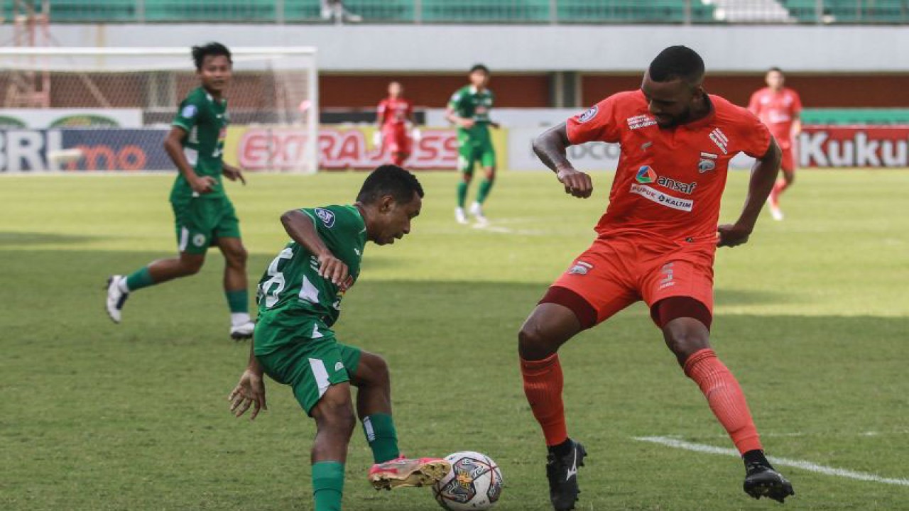 Pesepak bola PSS Sleman Albert Ferre (dua kiri) mencoba melewati pesepak bola Borneo FC Julio Cesar (kanan) pada pertandingan Liga 1 di Stadion Maguwoharjo, Sleman, DI Yogyakarta, Sabtu (18/3/2023). ANTARA FOTO/Hendra Nurdiyansyah/rwa. (Antara Foto/Hendra Nurdiyansyah)