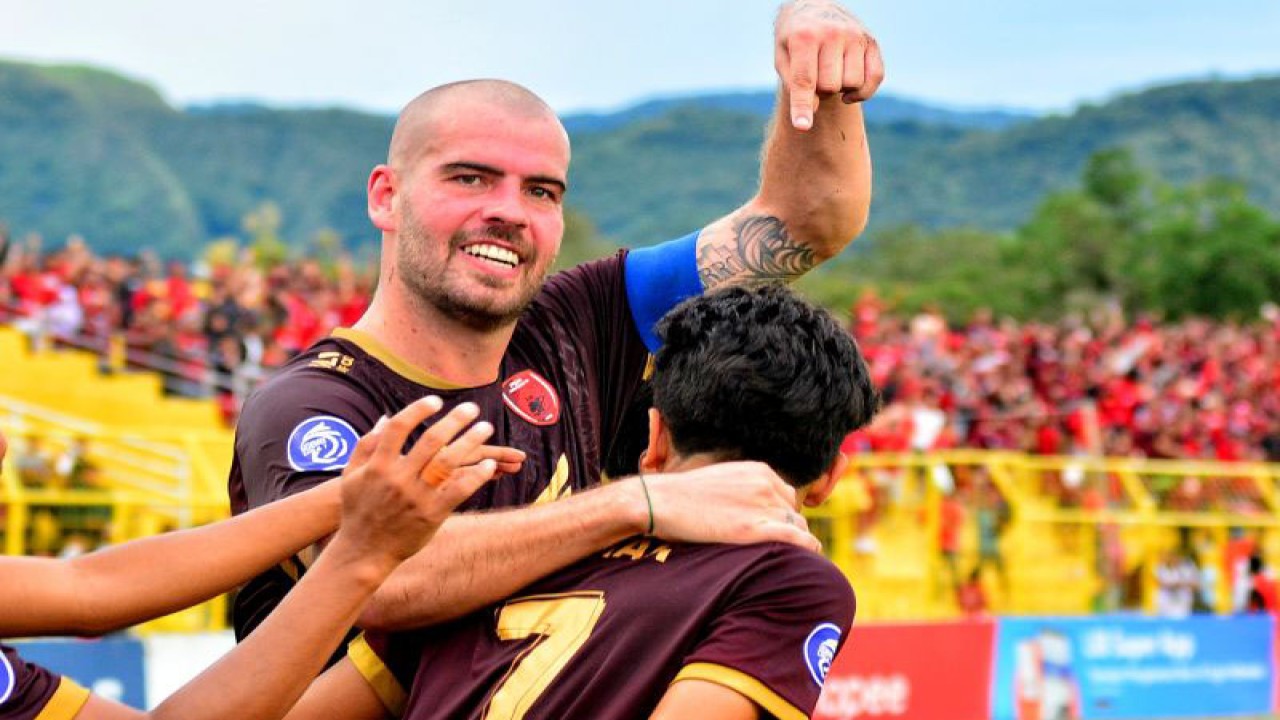 Pesepak bola PSM Makassar Wiljan Pluim melakukan selebrasi usai mencetak gol ke gawang Barito Putera pada laga BRI Liga 1 di Stadion Gelora BJ Habibie, Pare-Pare, Sulawesi Selatan, Kamis (9/2/2023). PSM Makassar menang melawan Barito Putera dengan skor 4-1. ANTARA FOTO/Erick Didu/abhe/nym. (ANTARA FOTO/ABRIAWAN ABHE)
