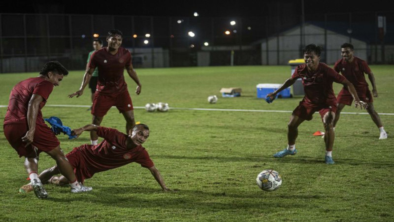 Pemain Timnas Indonesia mengikuti latihan di lapangan latih Jakarta International Stadium (JIS), Jakarta, Kamis (23/3/2023). ANTARA FOTO/Aprillio Akbar/YU