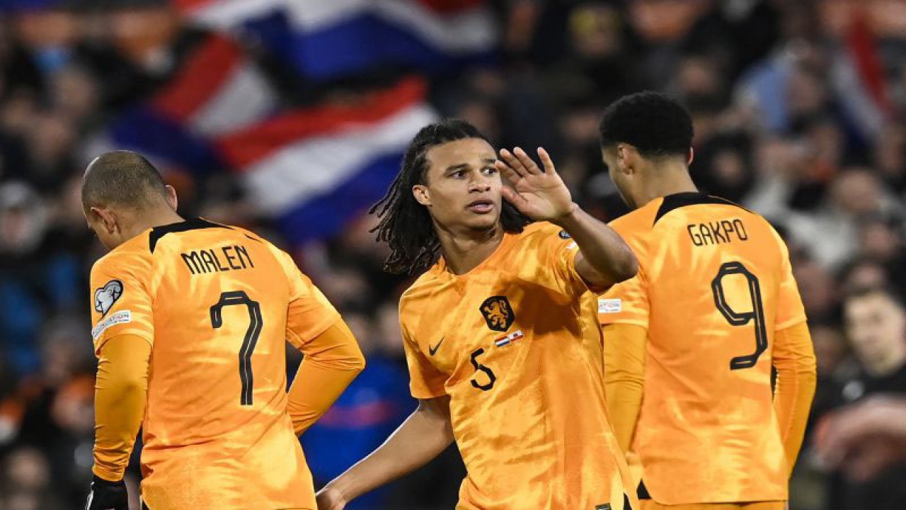 Bek Belanda Nathan Ake (tengah) melakukan selebrasi setelah mencetak gol keduanya dalam pertandingan Grup B Kualifikasi Piala Eropa 2024 melawan Gibraltar di Rotterdam pada 28 Maret 2023. ANTARA/AFP/JOHN THYS