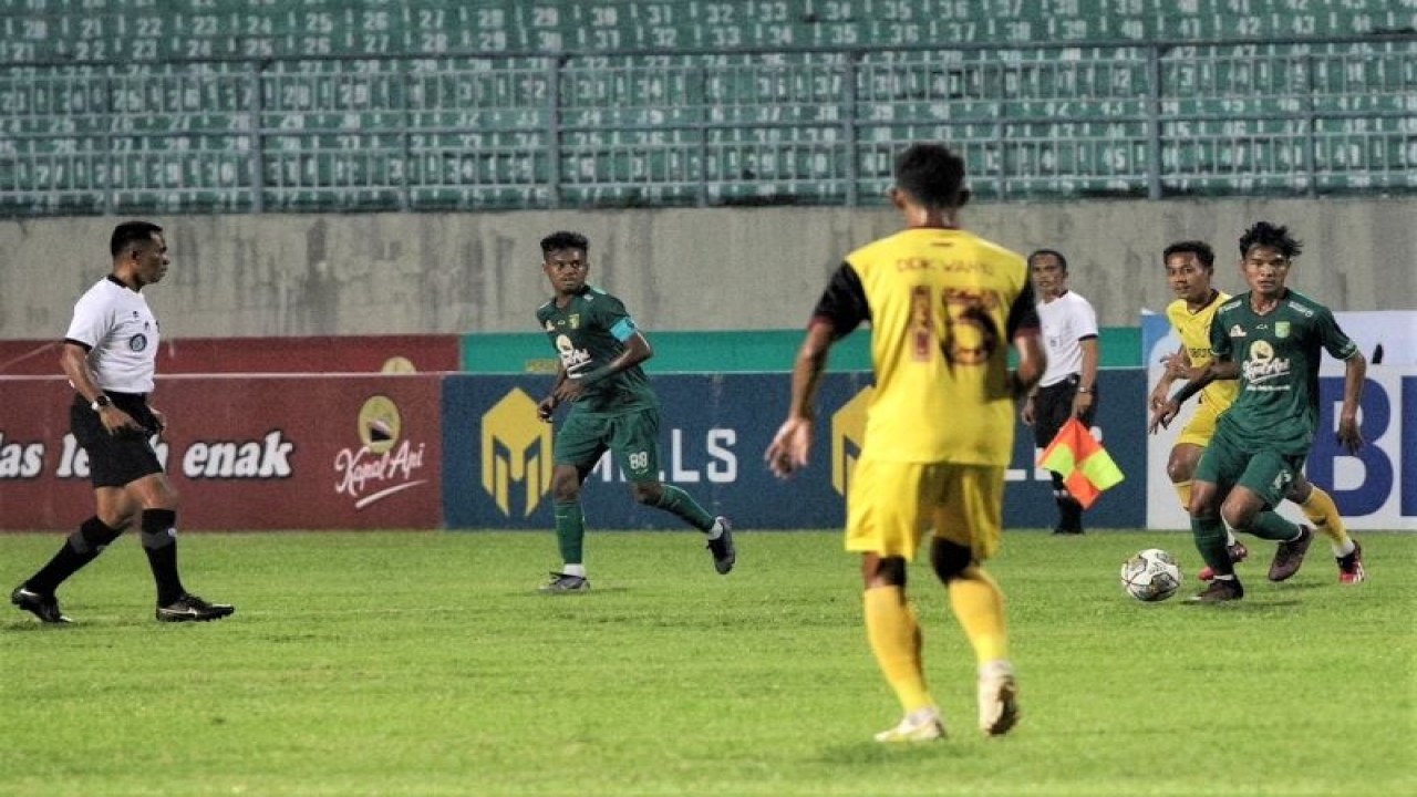 Pemain Persebaya Bryilian Adama (kanan) menggiring bola saat pertandingan melawan Persikabo 1973 dalam laga tunda Liga 1 Indonesia musim 2022/2023 di Stadion Gelora Joko Samudro Gresik, Sabtu (25/3/2023) malam. (ANTARA/Rizal Hanafi)