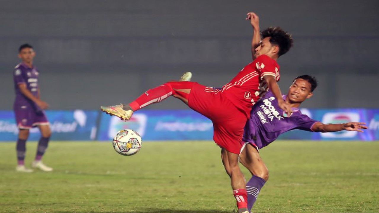 Pesepak bola Persita Tangerang Mario Jardel (kanan) berebut bola dengan pesepak bola Persija Jakarta Osvaldo Ardiles (kanan) pada lanjutan BRI Liga 1 2022/2023 di Stadion Indomilk Arena, Tangerang, Banten, Selasa (28/3/2023). ANTARA FOTO/Muhammad Iqbal/foc.
