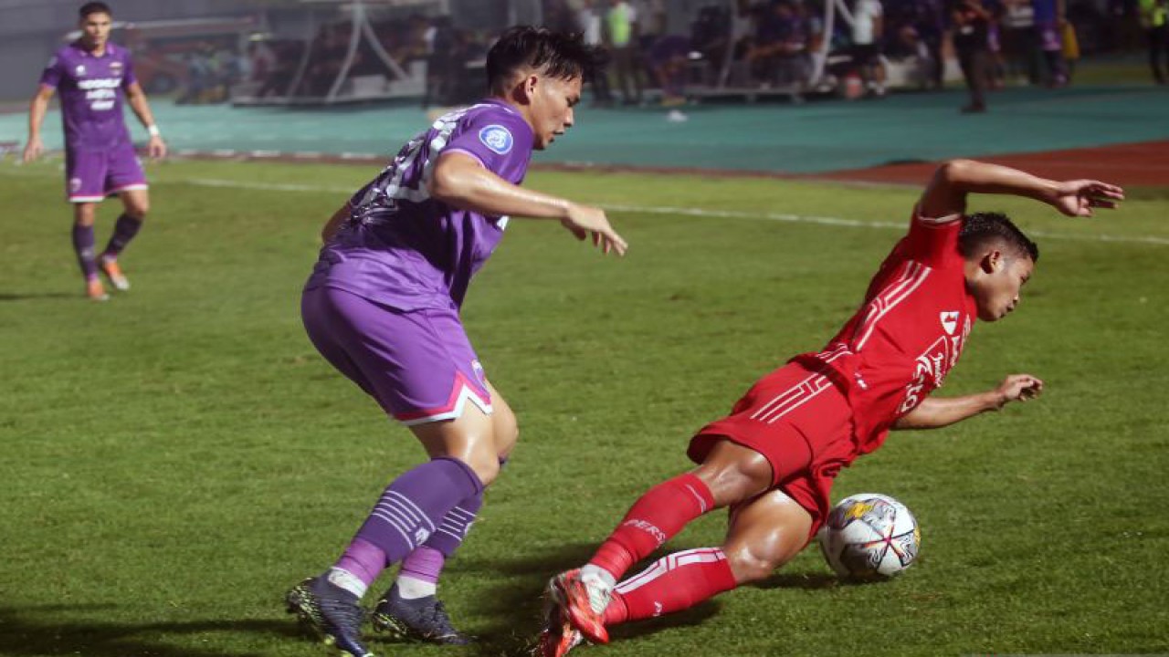 Pesepak bola Persita Tangerang Wildan Ramdhani (kiri) berebut bola dengan pesepak bola Persija Jakarta Rio Fahmi (kanan) pada lanjutan BRI Liga 1 2022/2023 di Stadion Indomilk Arena, Tangerang, Banten, Selasa (28/3/2023). ANTARA FOTO/Muhammad Iqbal/foc.