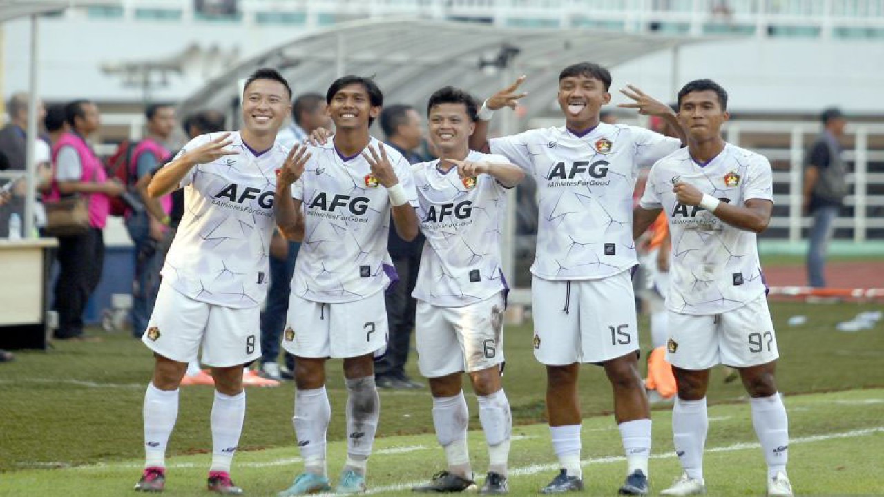 Arsip - Para pemain Persik Kediri melakukan selebrasi setelah berhasil mengalahkan Persib Bandung dalam pertandingan lanjutan BRI Liga 1 di Stadion Pakansari, Kabupaten Bogor, Jawa Barat, Rabu (8/3/2023). ANTARA FOTO/Yulius Satria Wijaya/nym. (ANTARA FOTO/YULIUS SATRIA WIJAYA)