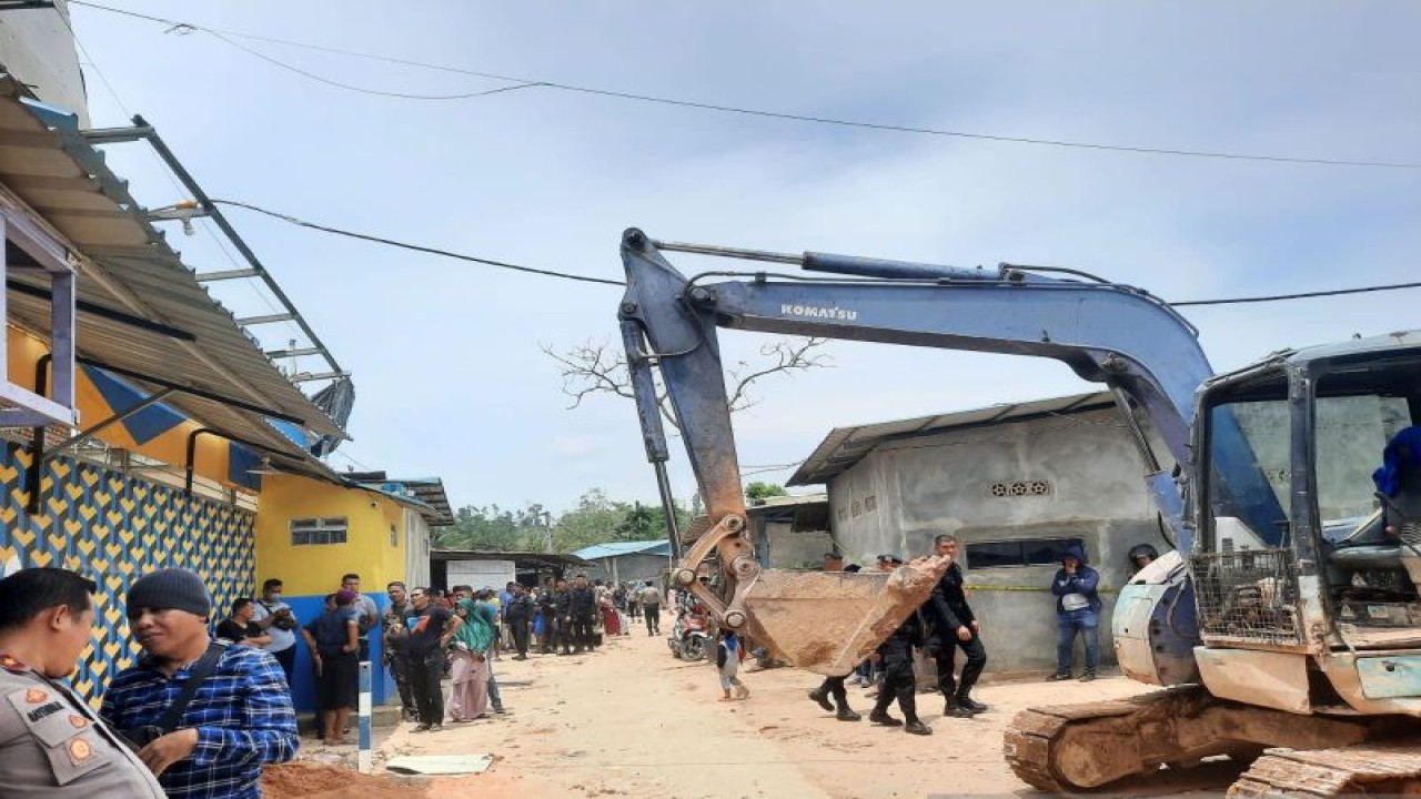 Petugas gabungan melakukan pembongkaran rumah semipermanen di Simpang Dam. (ANTARA/Yude)