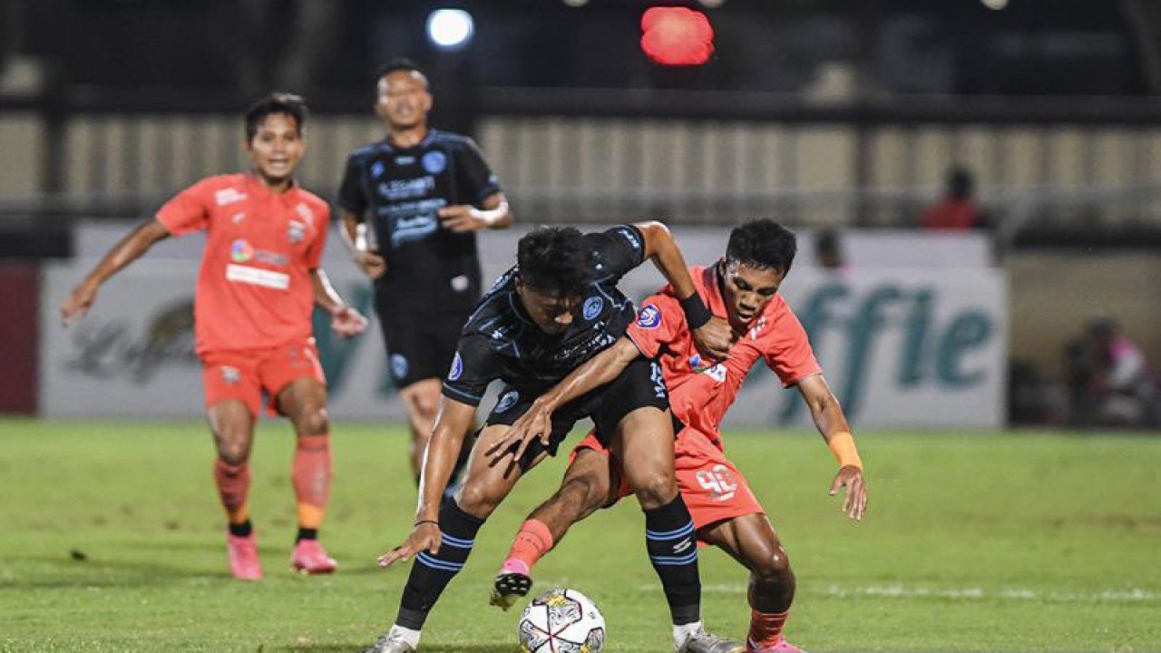 Pesepak bola Borneo FC M Sihran (kanan) berebut bola dengan pesepak bola Arema FC Rizky Dwi (kiri) dalam laga lanjutan Liga 1 di Stadion PTIK, Jakarta, Jumat (24/3/2023). Pertandingan berakhir imbang tanpa gol. ANTARA FOTO/M Risyal Hidayat/nym.