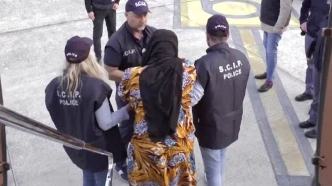 Wanita Nigeria yang menjadi bos mafia paling dicari, Joy Jeff, diekstradisi ke Italia. (Istimewa/tangkapan layar)