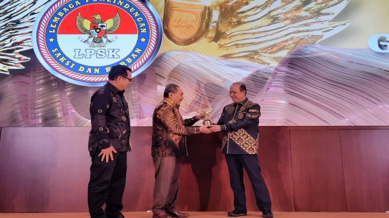 Kepala Badan Nasional Penanggulangan Terorisme (BNPT) Komjen Pol. Dr. Boy Rafli Amar (ujung kanan) saat menerima trofi Garuda Pelindung dari Ketua Lembaga Perlindungan Saksi dan Korban (LPSK) Hasto Atmojo Suroyo (tengah) di Jakarta, Jumat (31/3/2023). (ANTARA/Fath Putra Mulya)