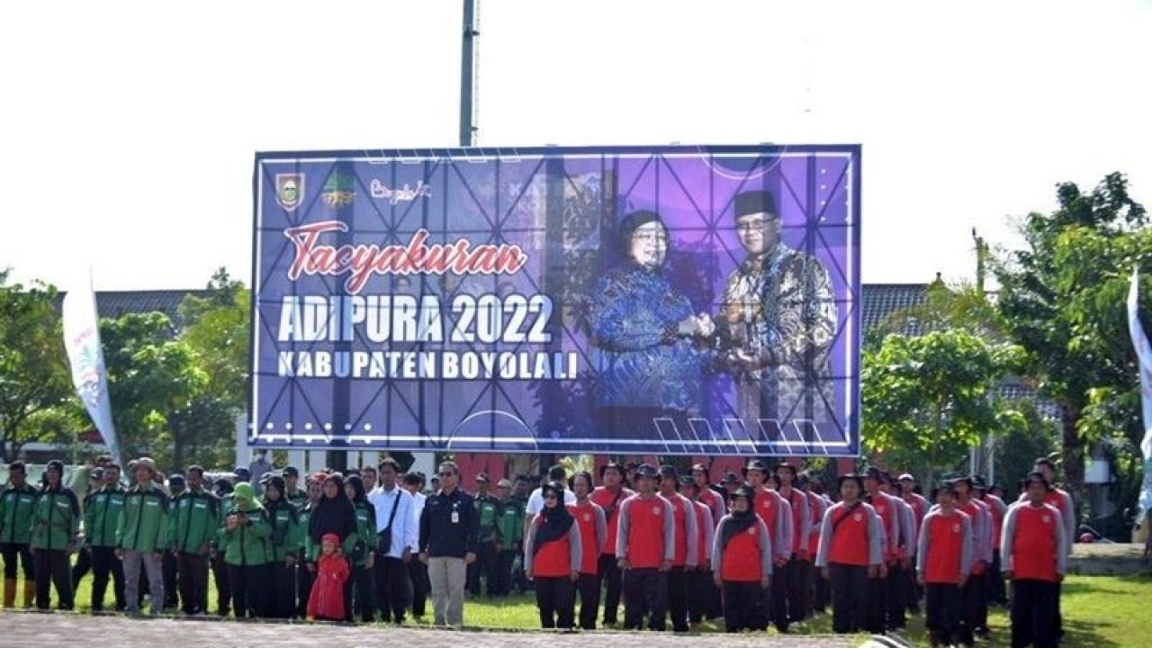 Pasukan petugas kebersihan saat mengikuti acara tasyakuran penghargaan Adipura 2022 di Alun -Alun Kidul Kabupaten Boyolali, Rabu (8/3/2023). ANTARA/Bambang Dwi Marwoto
