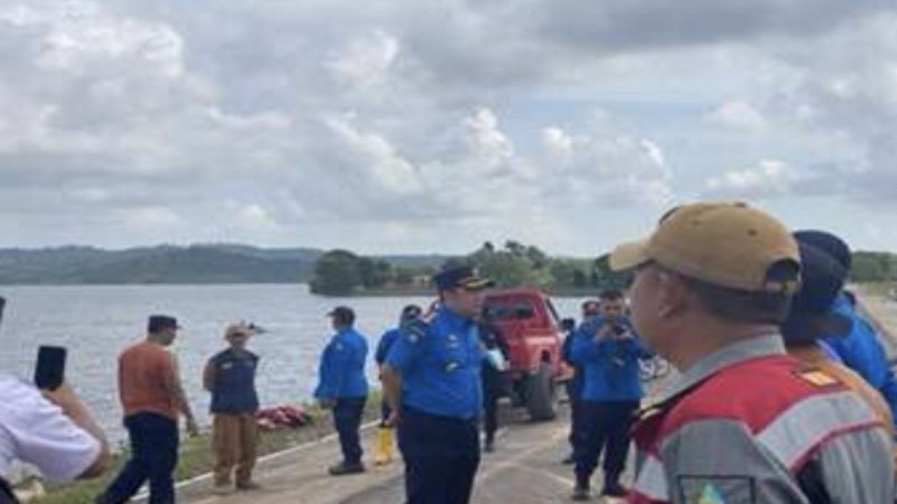 Petugas Ditpam BP Batam melakukan pengamanan di sekitar wilayah tangkapan air. ANTARA/HO-Humas BP Batam
