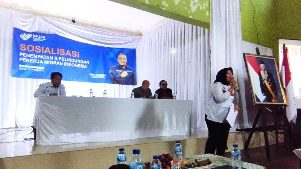 Kepala Biro Hukum dan Humas BP2MI Hadi Wahyuningrum memaparkan materi saat acara sosialisasi penempatan dan perlindungan pekerja migran Indonesia di Aula Desa Haurpanggung, Kecamatan Tarogong Kidul, Kabupaten Garut, Jawa Barat, Senin (13/3/2023). (ANTARA/Feri Purnama)
