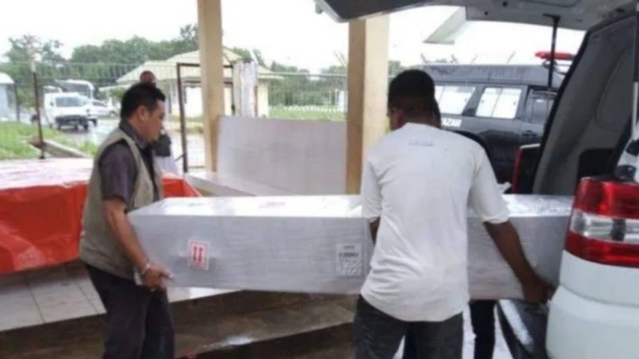 Ilistrasi - Warga mengangkat peti jenasah PMI asal NTT yang meninggal di luar negeri dipulangkan melalui Bandara El Tari Kota Kupang. (ANTARA/Aloysius Lewokeda)